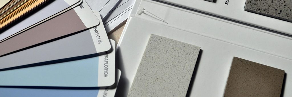 Nuancier professionnel étalé sur un bureau